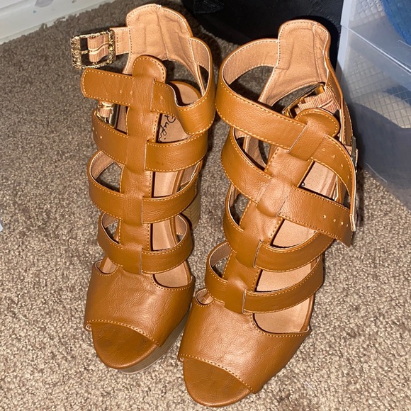 Tan block heel sandals - Picture 1 of 4